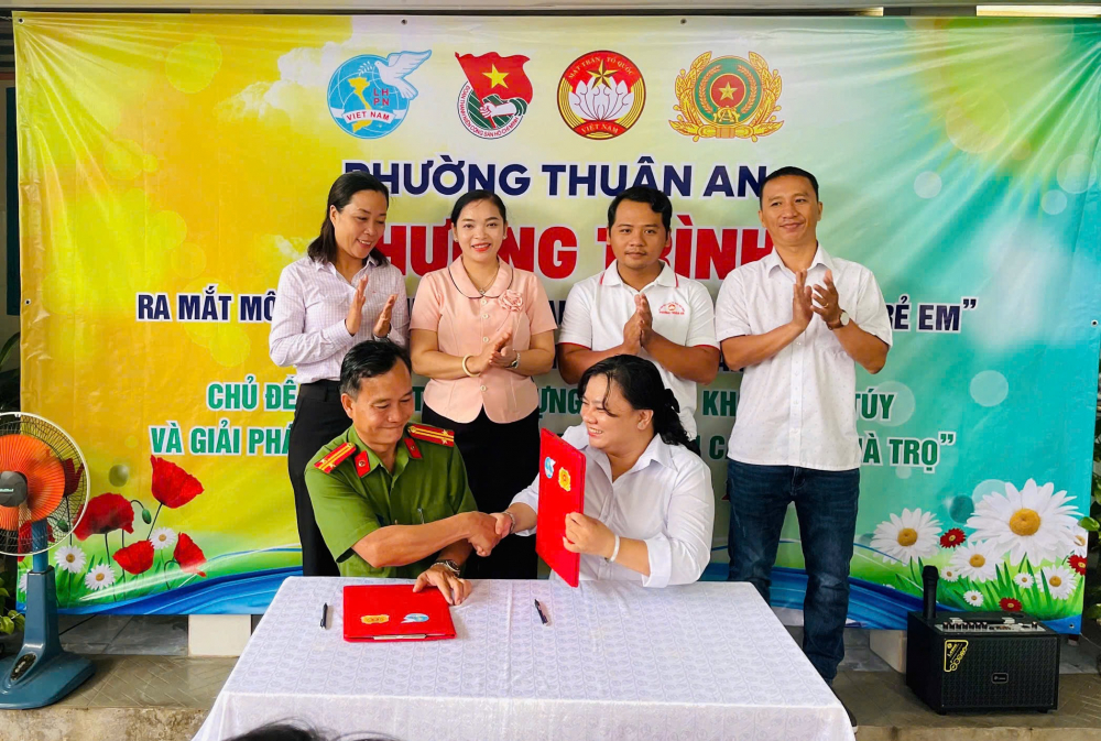  Công an phường và phụ nữ phường Thuận An ký kết chương trình phối hợp nhằm triển khai hiệu quả các hoạt động của mô hình 