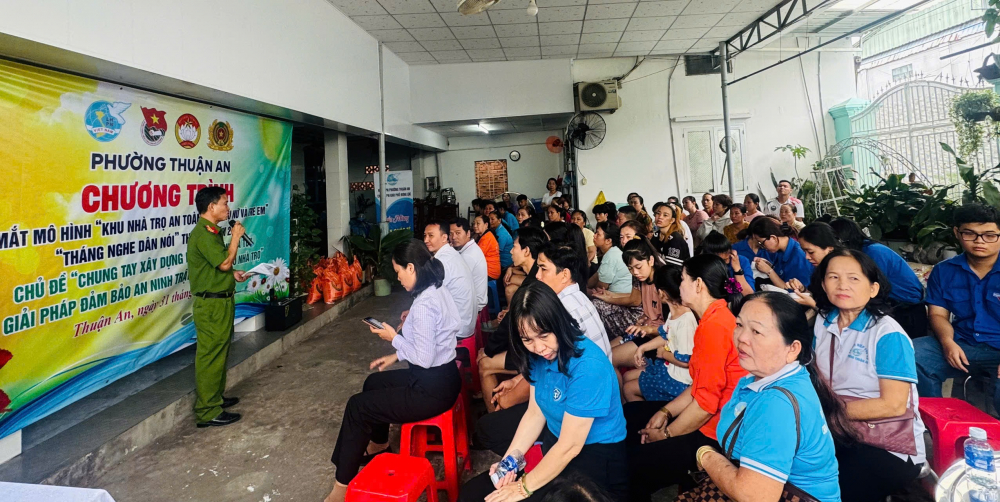 người dân đang sinh sống tại các khu nhà trọ được tham gia chuyên đề tuyên truyền về phòng, chống ma túy, giữ gìn an ninh trật tự tại khu dân cư; đồng thời được phổ biến các chính sách về bảo hiểm xã hội, bảo hiểm y tế, bảo hiểm thất nghiệp 