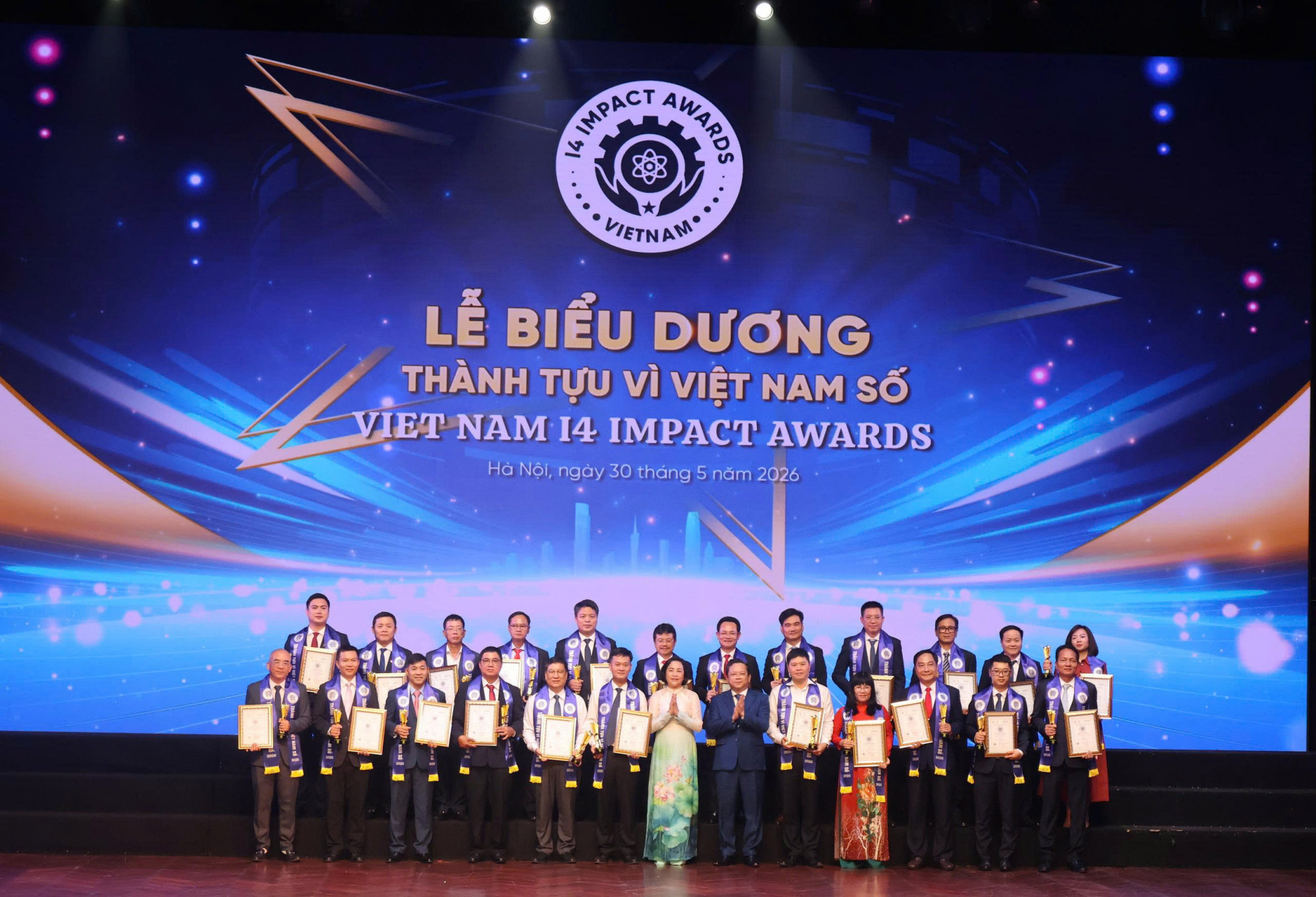 Đại diện Agribank chụp hình lưu niệm cùng Ban tổ chức chương trình, đại diện Ủy ban Nhân dân tỉnh, các doanh nghiệp được vinh danh - Ảnh: Agribank