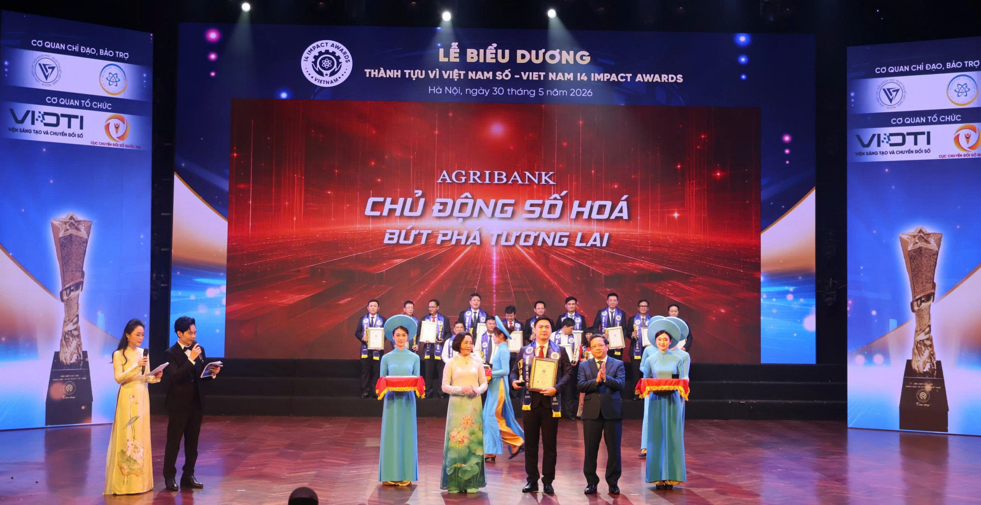 Đại diện Agribank lên nhận biểu dương cho 2 dịch vụ số xuất sắc đạt Thành tựu vì Việt Nam số 2026 - Ảnh: Agribank