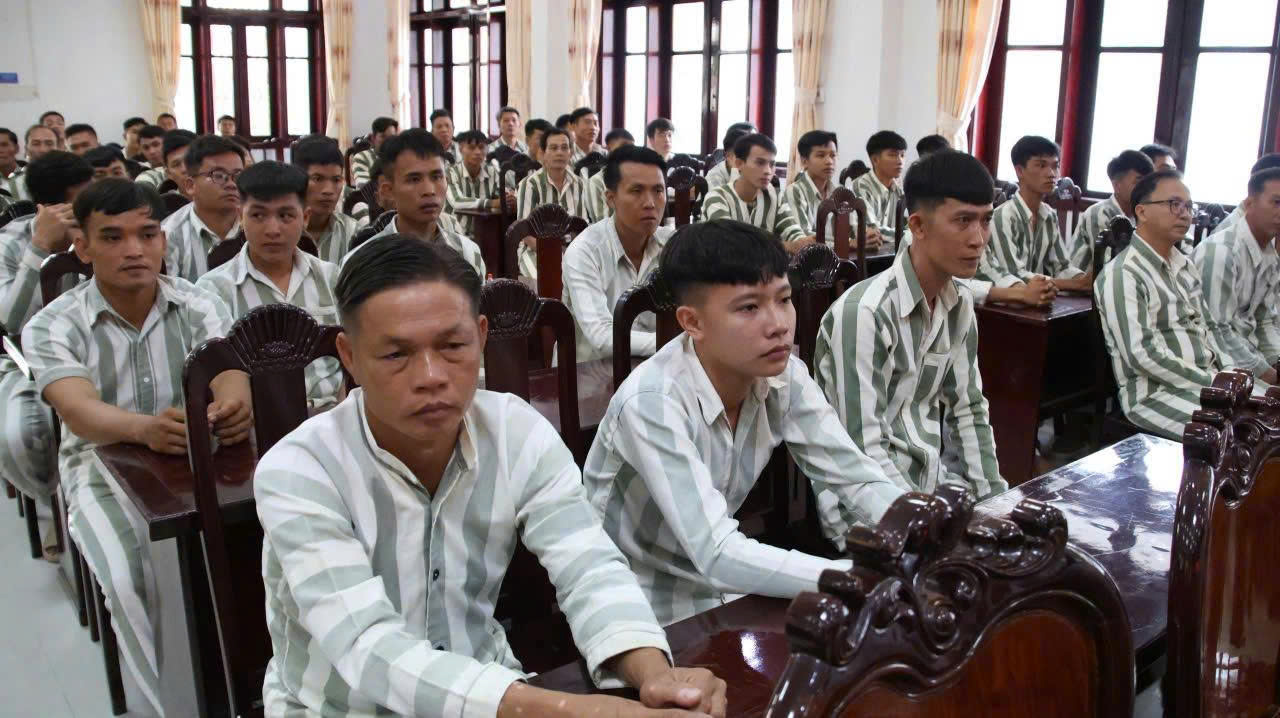 Các phạm nhân tham dự lễ công bố quyết định - Ảnh Văn Vũ