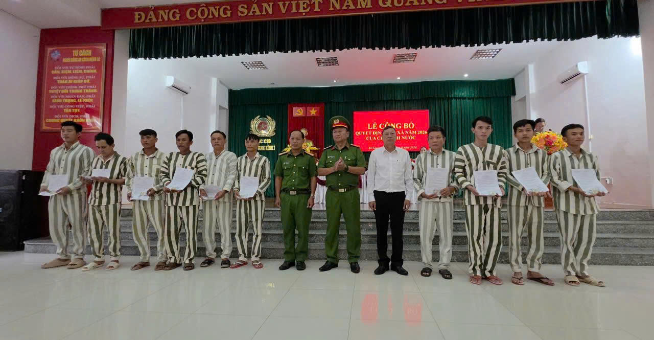 Trại giam Kênh 7 trao quyết định đặc xá cho các phạm nhân - Ảnh Văn Vũ
