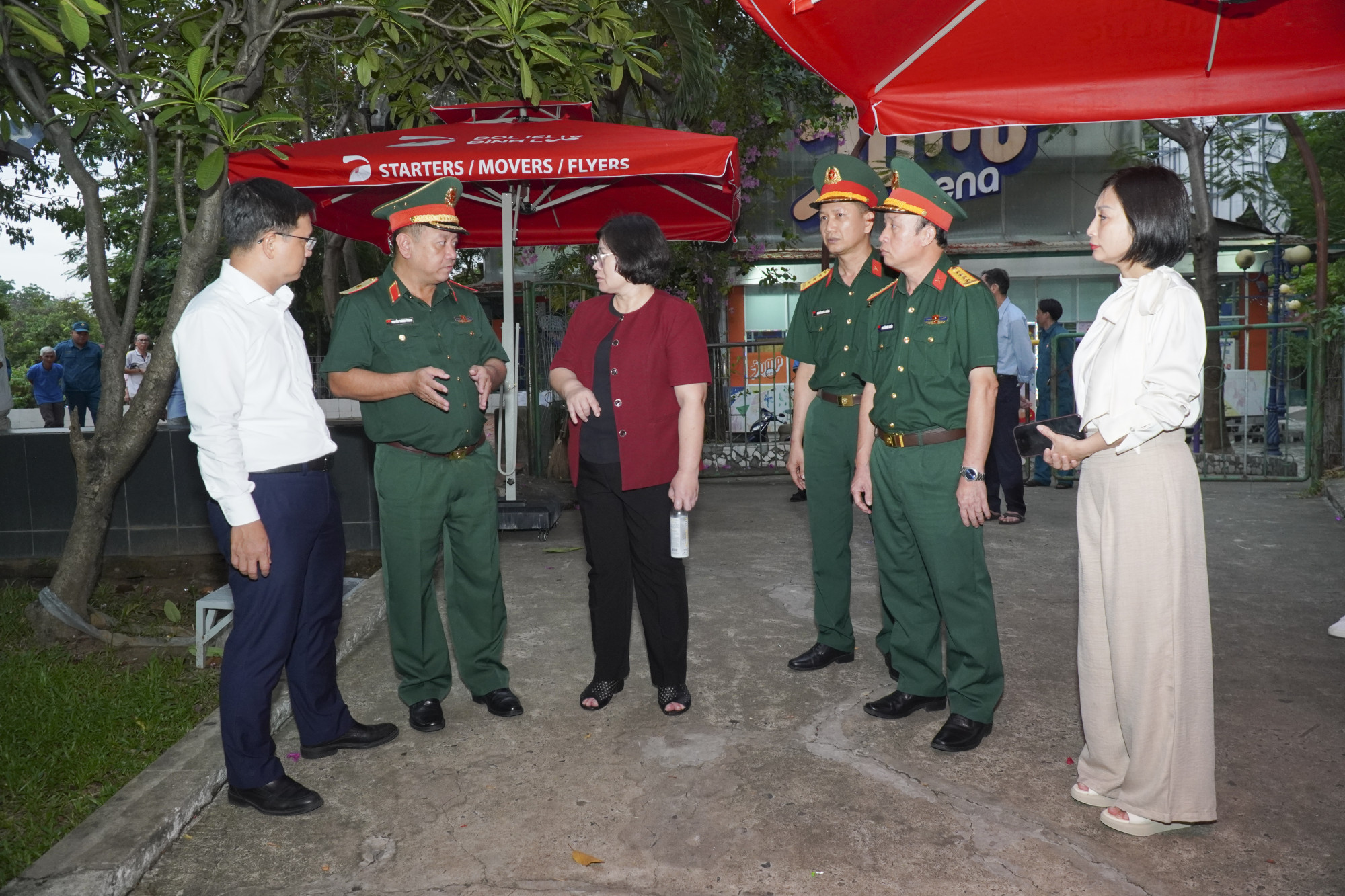 Lãnh đạo TPHCM cùng Ban Chỉ đạo 515 Thành phố khảo sát thực địa tại Công viên Lê Thị Riêng để xác minh vị trí nghi có hố chôn tập thể liệt sĩ - Ảnh: Bộ tư lệnh TPHCM