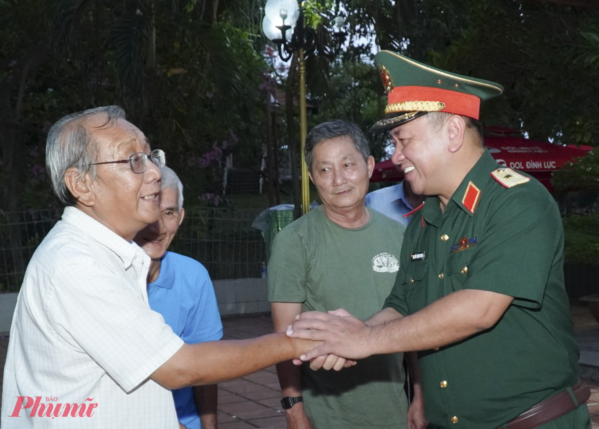 Nhiều nhân chứng từng sinh sống tại khu vực Nghĩa địa Đô Thành tham gia cung cấp thông tin, hỗ trợ xác định vị trí nghi vấn - Ảnh: Bộ tư lệnh TPHCM