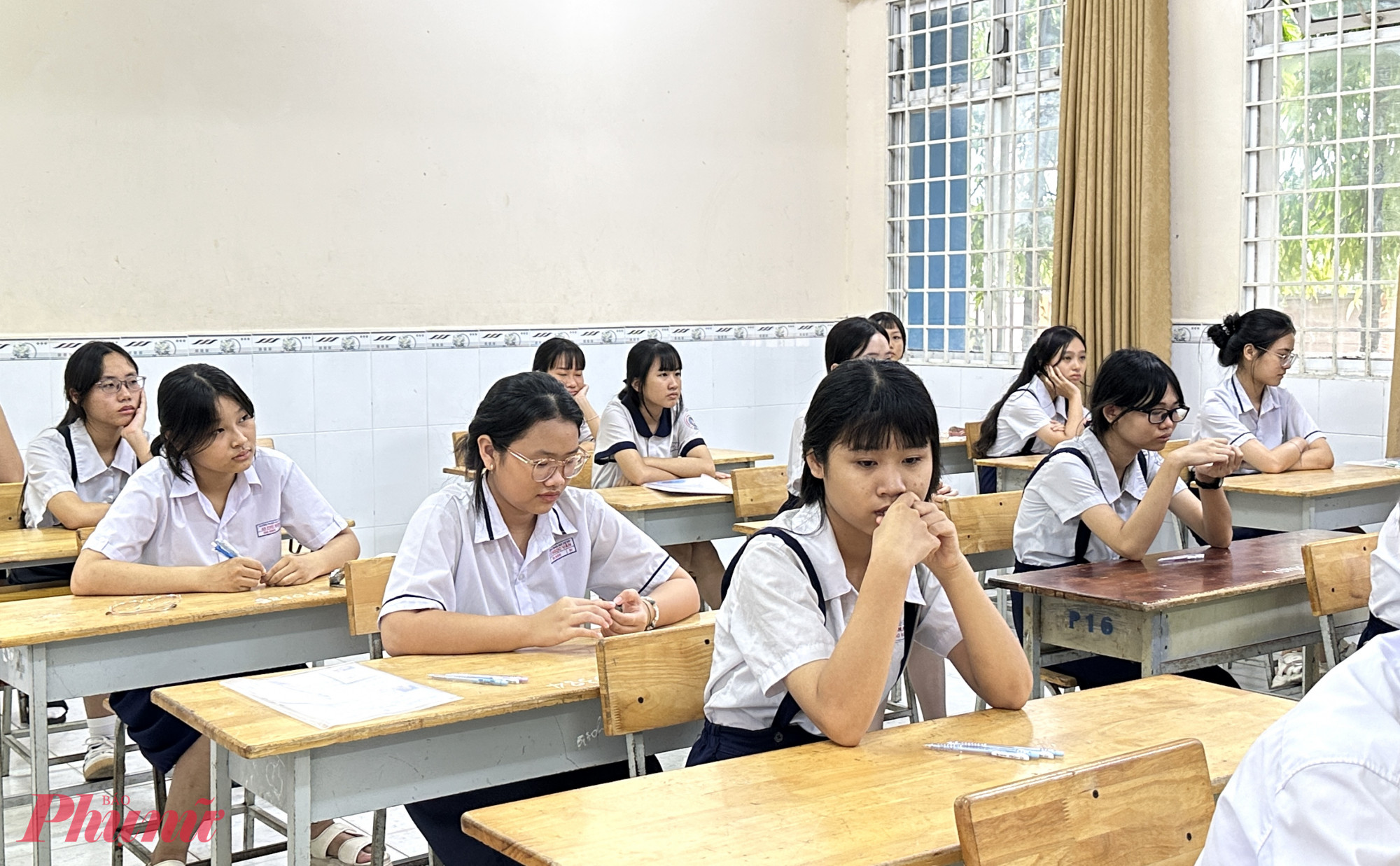 Thí sinh làm bài thi môn ngữ văn sáng nay tại điểm thi Trường THCS Trần Hưng Đạo 