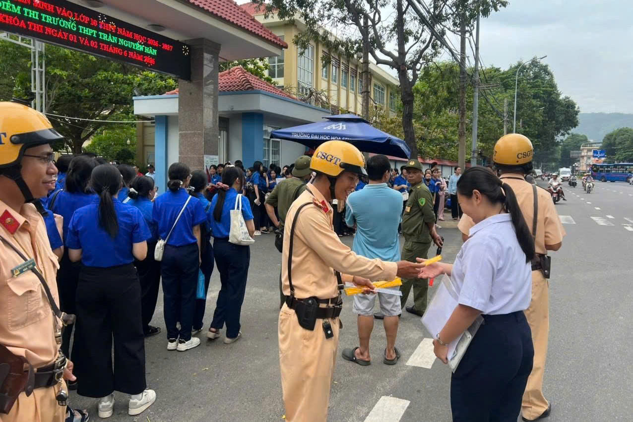 Lực lượng CSGT hỗ trợ các thí sinh tại các điểm thi. Ảnh: CSGT