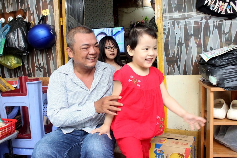 Người cha trở thành chỗ dựa duy nhất cho cả gia đình từ khi vợ anh mất trong đợt COVID-19 - Ảnh: THP
