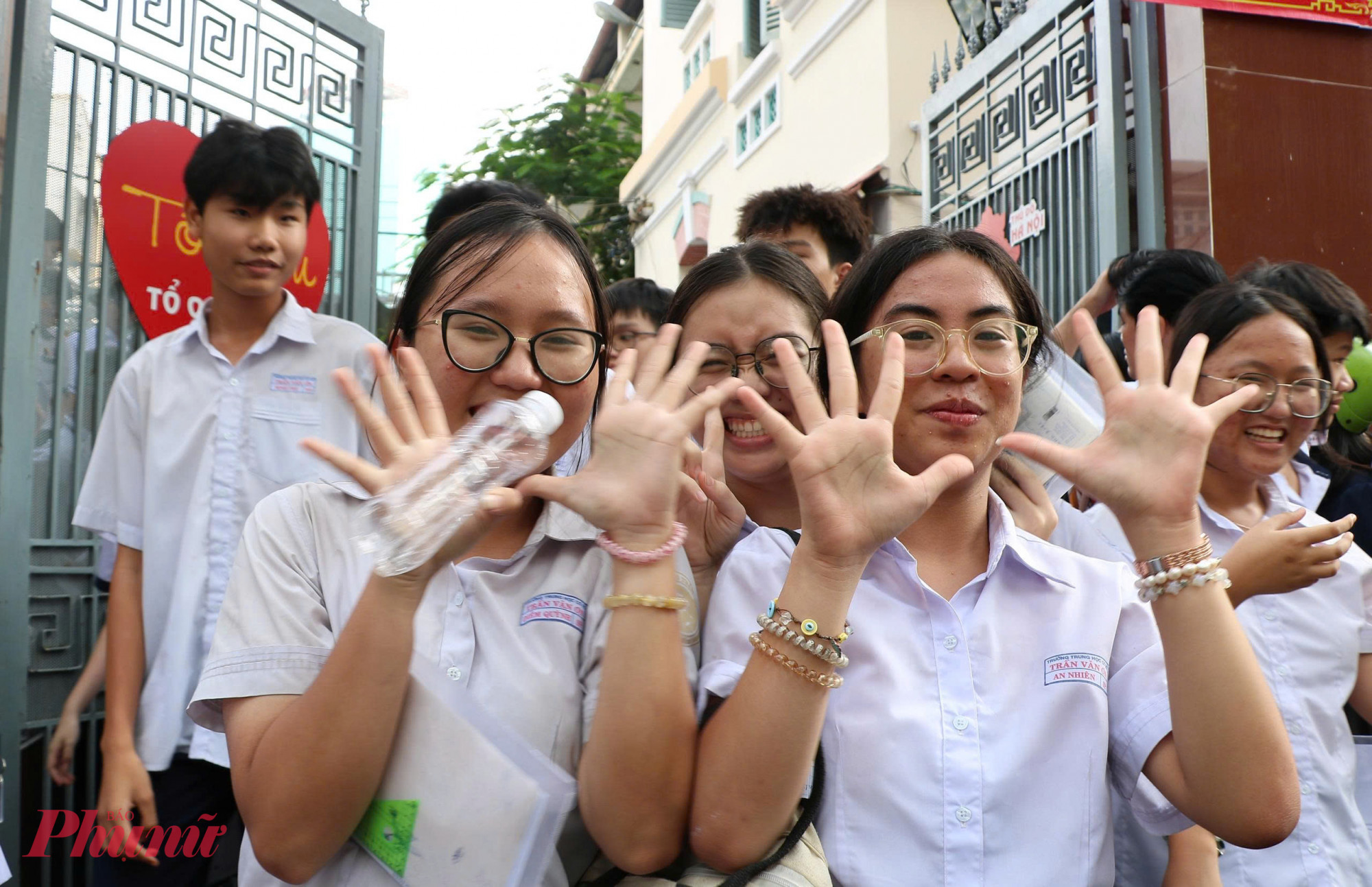 Thí sinh tại điểm thi Trường THCS Võ Trường Toản vui vẻ, phấn khởi sau giờ thi môn tiếng Anh - Ảnh: Trang Thư