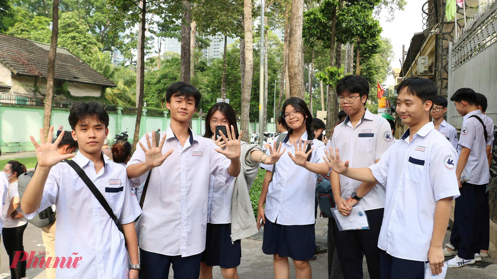 Thí sinh tại TPHCM đã nhẹ nhỏm khi hoàn thành 2/3 chặng đường trong kỳ thi lên lớp Mười - Ảnh: Trang Thư