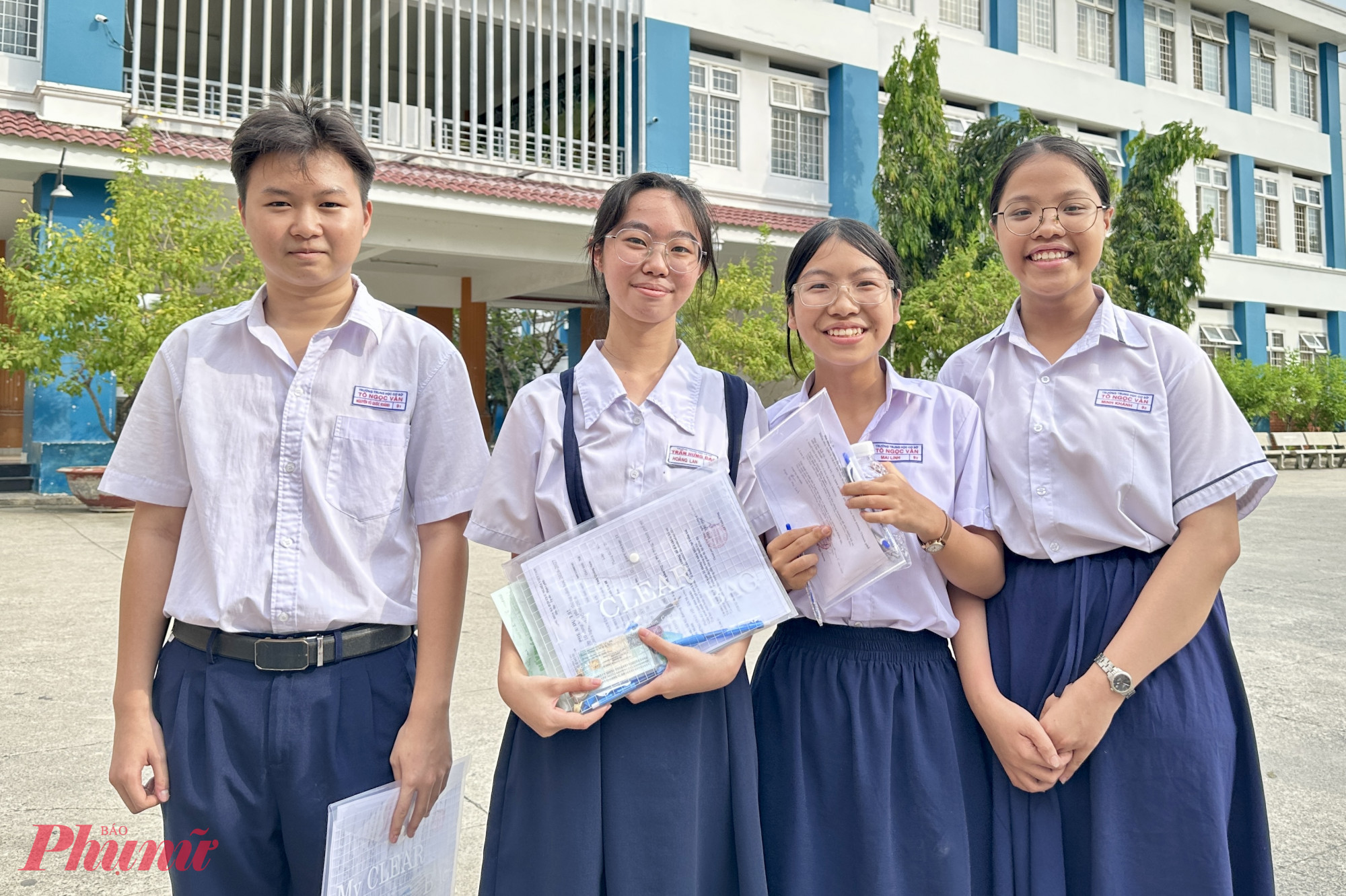 Nhiều thí sinh tại điểm thi Trường THCS Trần Hưng Đạo tự tin đạt từ 9 điểm môn tiếng Anh - Ảnh: Nguyễn Loan