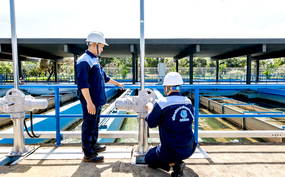 Đồng bộ giải pháp ứng phó xâm nhập mặn Nhân viên Nhà máy nước Thủ Đức kiểm tra nguồn nước đầu vào tại nhà máy - Ảnh: Đinh Bích