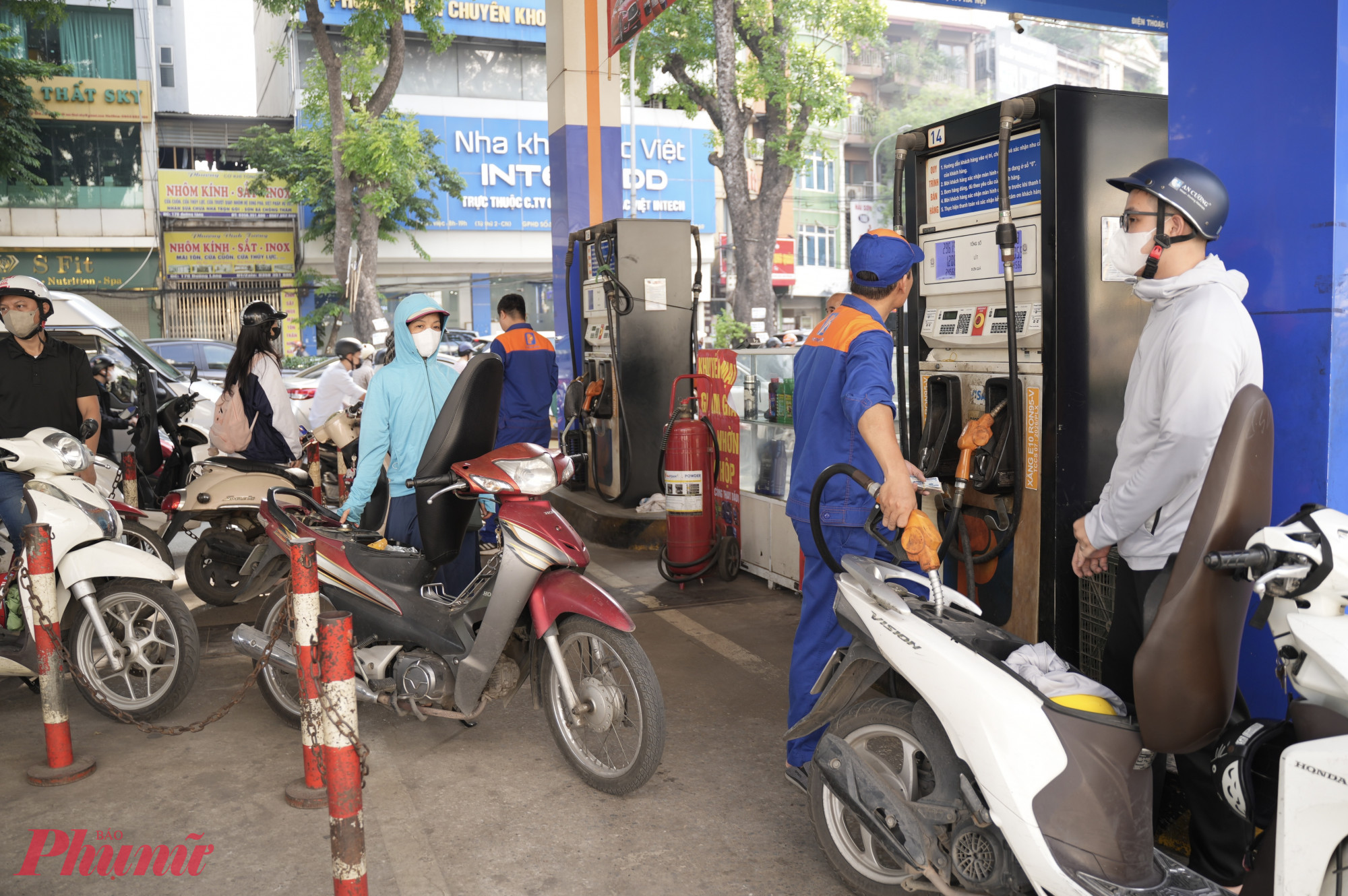Theo Thông tư 50/2025 của Bộ Công Thương, từ hôm nay, toàn bộ xăng không chì theo quy chuẩn kỹ thuật quốc gia hiện hành phải được phối trộn ethanol để trở thành xăng E10 trước khi lưu hành trên thị trường. Trong khi đó, xăng E5 RON92 tiếp tục được duy trì đến hết ngày 31/12/2030.