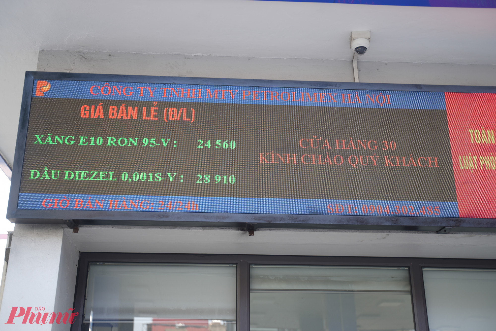 Giá bán lẻ xăng E10 được niêm yết ở mức 24.560 đồng/lít. 