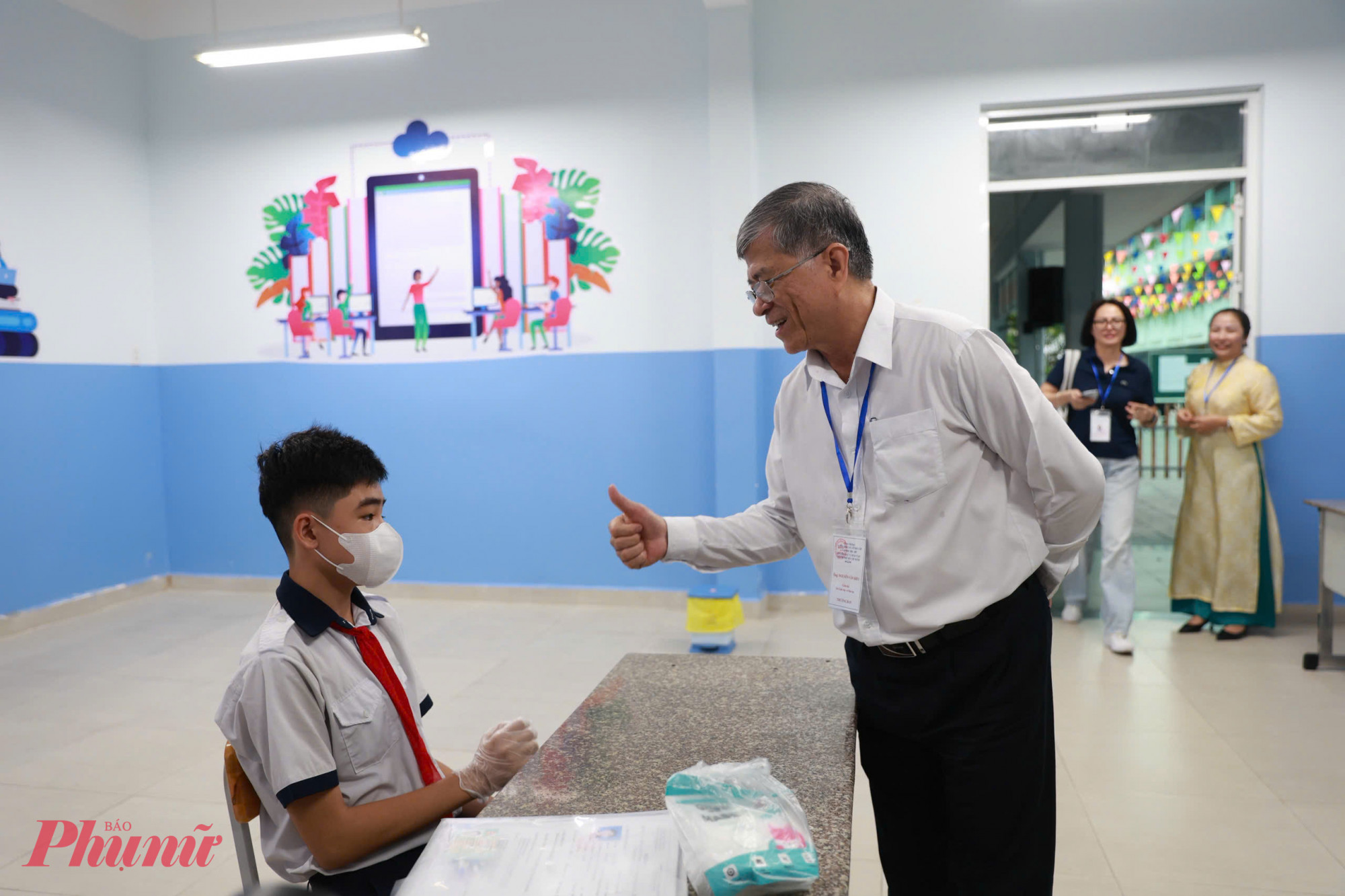 Động viên thí sinh đặc biệt trước giờ thi - Ảnh: T.T,