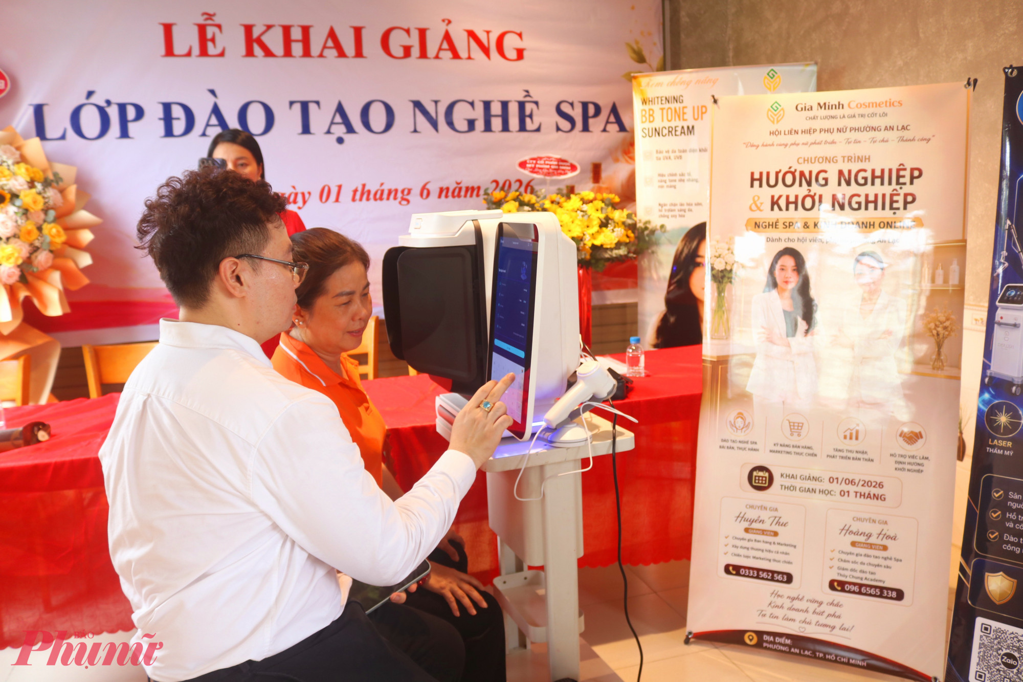 Học viên tìm hiểu và trực tiếp trải nghiệm kỹ thuật soi da ngay tại lễ khai giảng - Ảnh: Thảo Nguyên