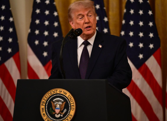 Tổng thống Hoa Kỳ Donald J. Trump phát biểu trong lễ tuyên thệ nhậm chức của Chủ tịch Cục Dự trữ Liên bang Kevin Warsh tại Nhà Trắng, Washington, DC, Hoa Kỳ, ngày 22 tháng 5 năm 2026. (Ảnh AA)