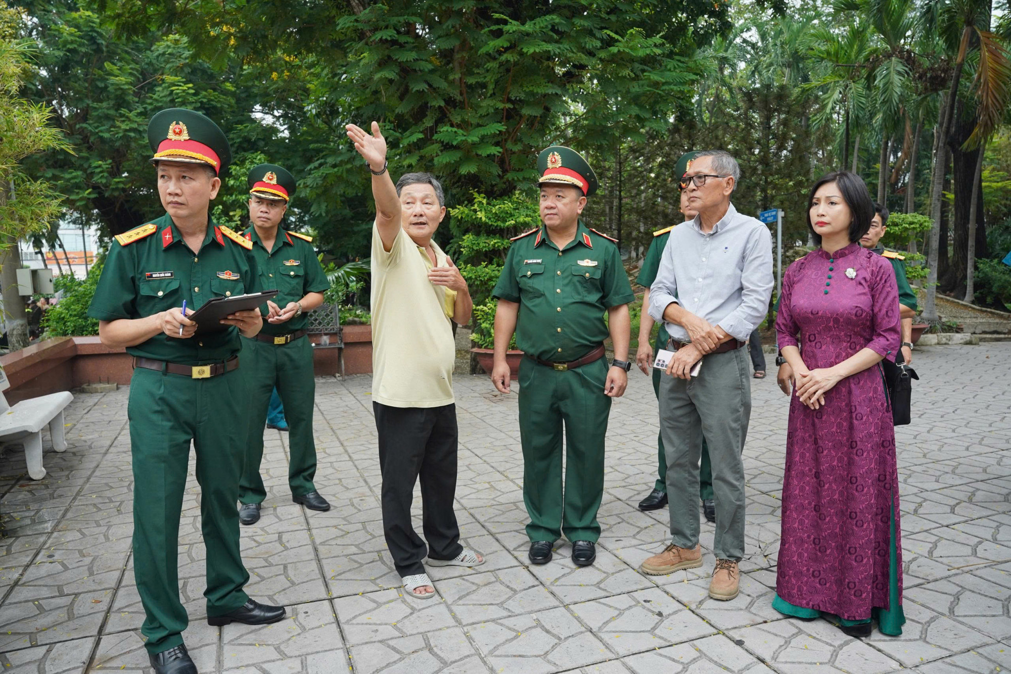 Đoàn công tác Bộ Tư lệnh TPHCM khảo sát thực địa tại Công viên Lê Thị Riêng nhằm xác minh thông tin về khu vực nghi có hố chôn tập thể liệt sĩ từ thời kháng chiến chống Mỹ - Ảnh: Bộ tư lệnh TPHCM