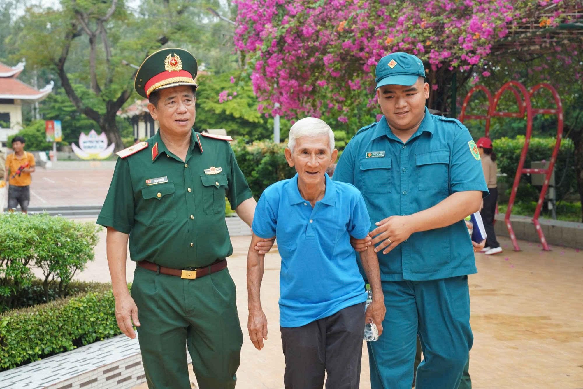 Từ những ký ức còn lưu giữ sau nhiều thập niên, ông Võ Huy Thịnh (áo xanh) hỗ trợ đoàn công tác xác định khu vực nghi vấn tại Công viên Lê Thị Riêng - Ảnh: Bộ tư lệnh TPHCM