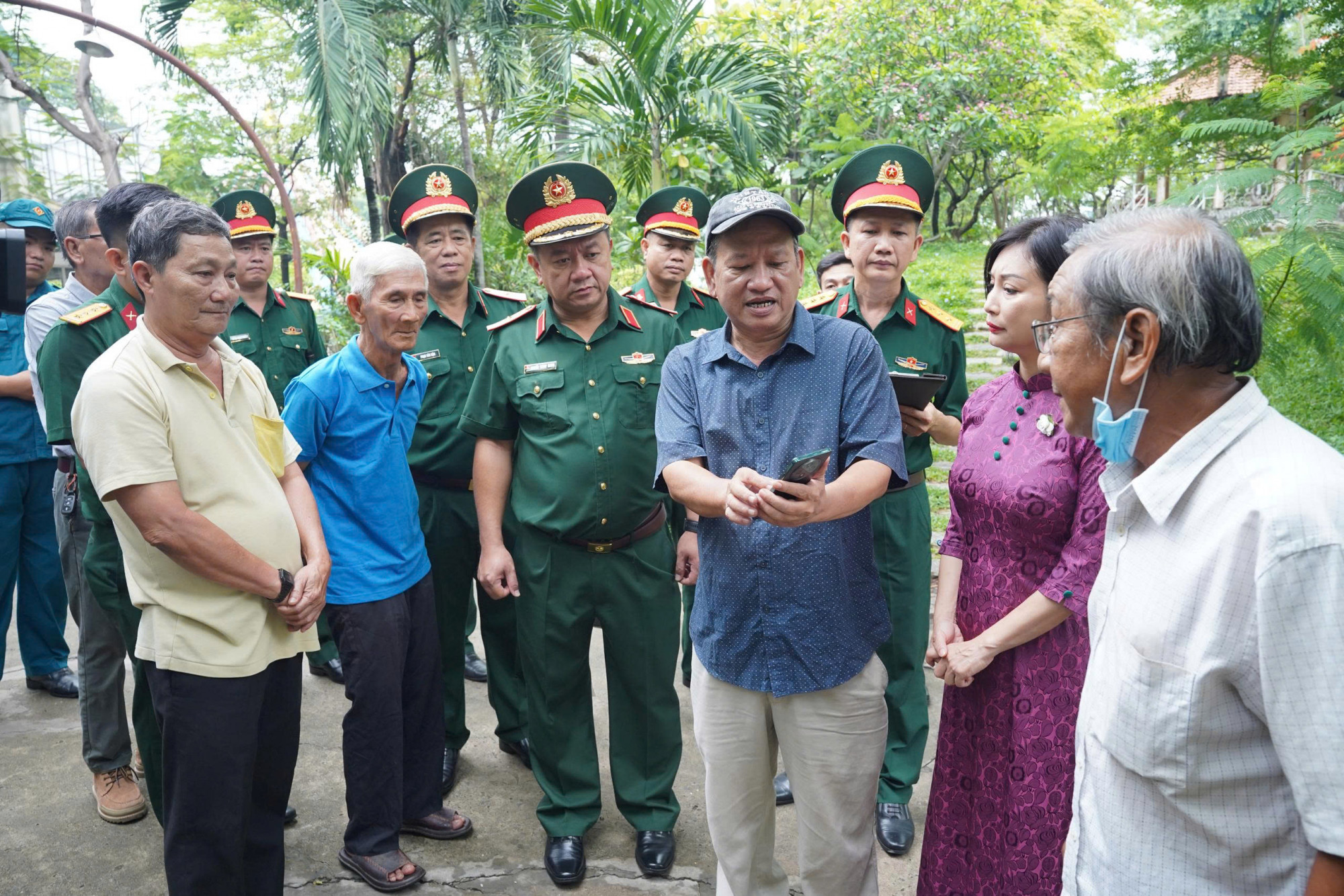 Những tư liệu lịch sử và lời kể của nhân chứng được xem là cơ sở quan trọng phục vụ công tác tìm kiếm, xác minh thông tin về hố chôn tập thể liệt sĩ - Ảnh: Bộ tư lệnh TPHCM
