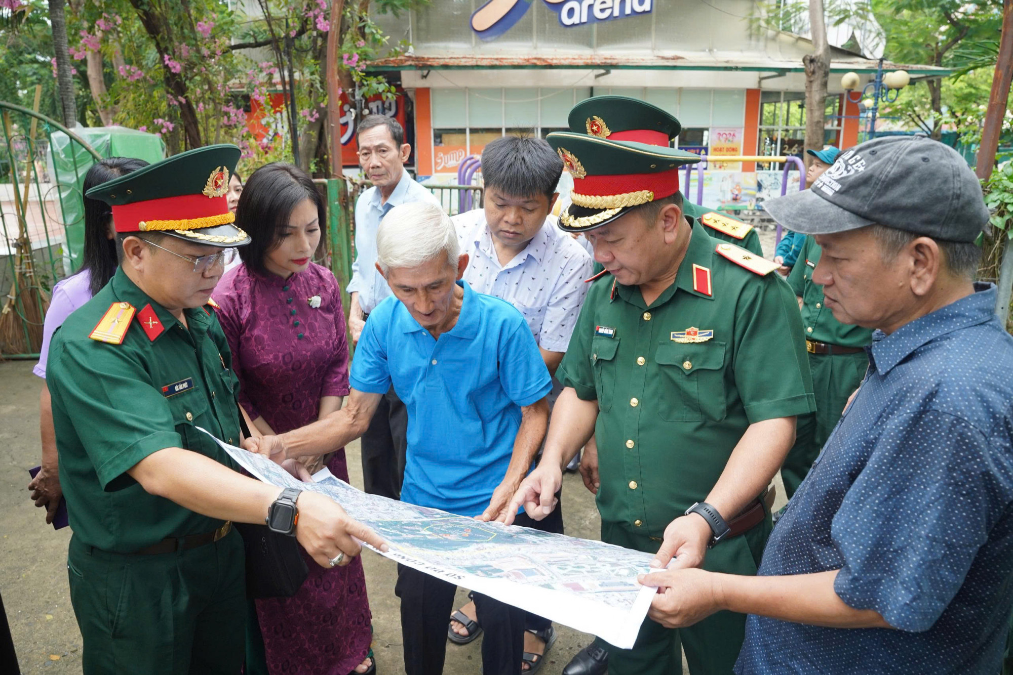 Ông Võ Huy Thịnh (áo xanh) khoang vùng vị trí từng chứng kiến cảnh chôn tập thể tại nghĩa trang Đô Thành ngày xưa để đối chiếu vị trí ở công viên Lê Thị Riêng - Ảnh: Bộ tư lệnh TPHCM