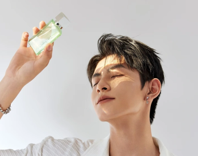 Khi lối sống độc thân ngày càng phổ biến, đàn ông Trung Quốc chi tiêu nhiều hơn cho ngoại hình, sức khỏe và sở thích thay vì chi tiêu cho các mối quan hệ truyền thống. Ảnh: Xiaohongshu
