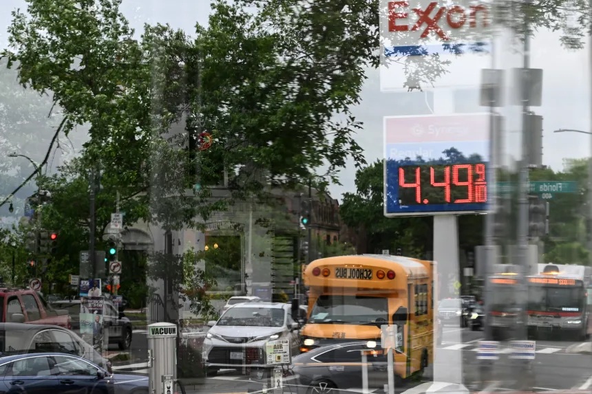 Một biển báo hiển thị giá xăng không chì tại trạm xăng Exxon ở thủ đô Washington, Mỹ, vào ngày 21/5 – Ảnh:  Alex Wroblewski/Bloomberg/Getty Images