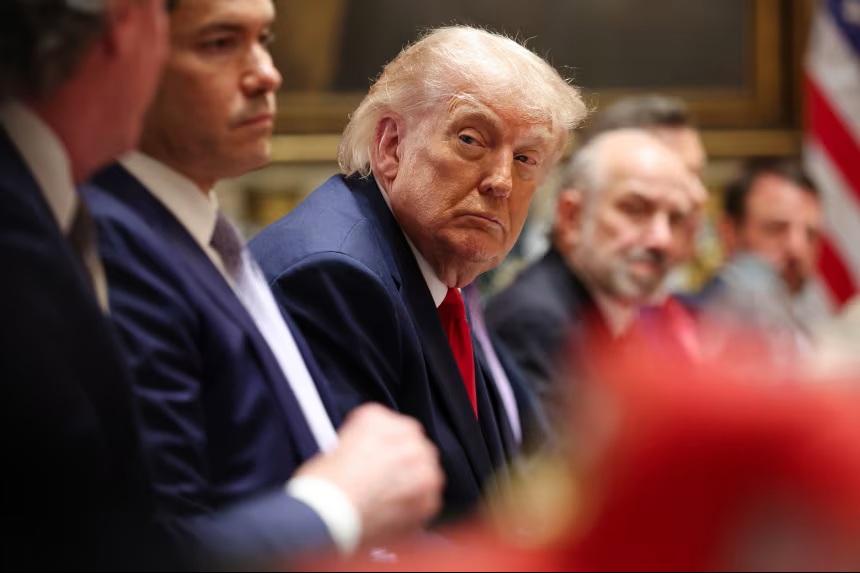 Tổng thống Donald Trump lắng nghe trong cuộc họp Nội các tại Nhà Trắng vào ngày 27/5 tại thủ đô Washington - Ảnh: Win McNamee/Getty Images