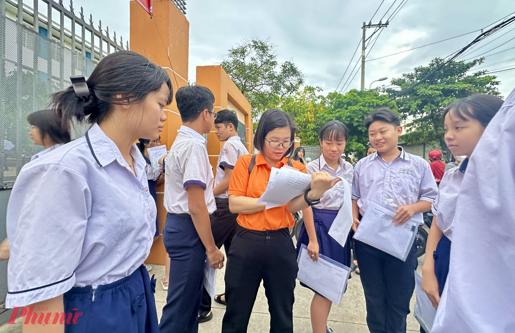 Trong khi đó, giáo viên chủ nhiệm các trường có thí sinh dự thi tại đây cũng lo lắng, điểm danh từng học sinh, sợ các em bỏ quên, trễ giờ - Ảnh: Nguyễn Loan