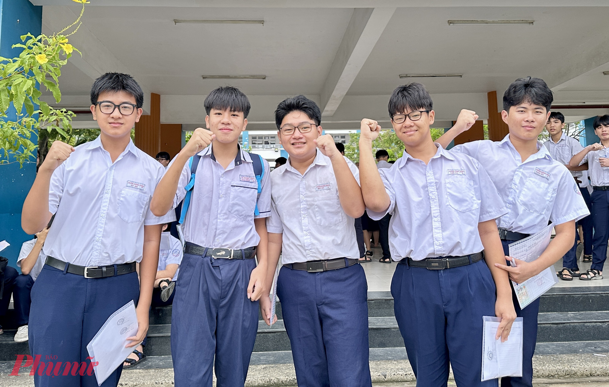 Thí sinh tại điểm thi Trường THCS Trần Hưng Đạo có mặt rất sớm để bước vào kỳ thi này - Ảnh: Nguyễn Loan
