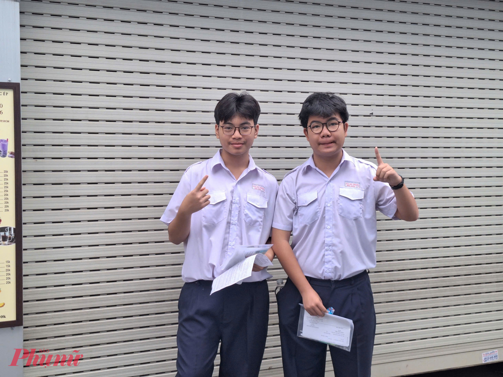 Đôi bạn Trường THCS Hai Bà Trưng đặt hi vọng đậu vào nguyện vọng 1 - Ảnh: Trang Thư