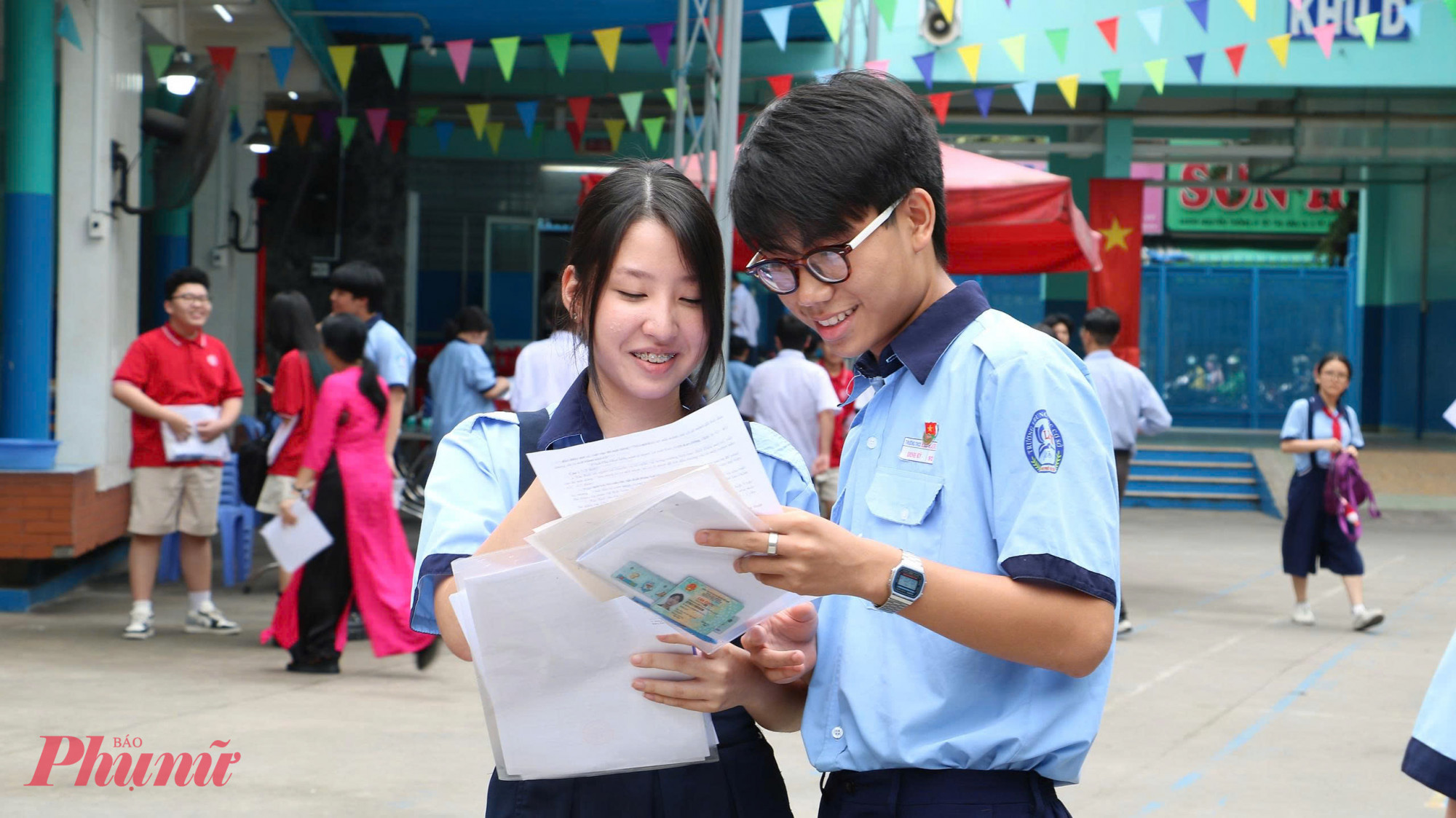 Các thí sinh bàn luận về nội dung chính của đề thi - Ảnh: Trang Thư