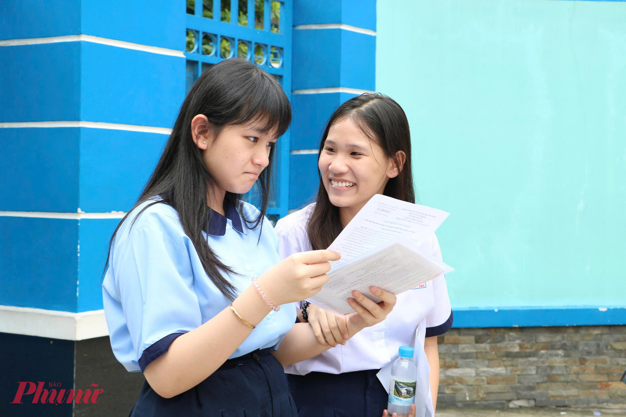 Đề không quá khó, thí sinh hồ hởi bàn luận bài làm của mình sáng nay - Ảnh: Trang Thư