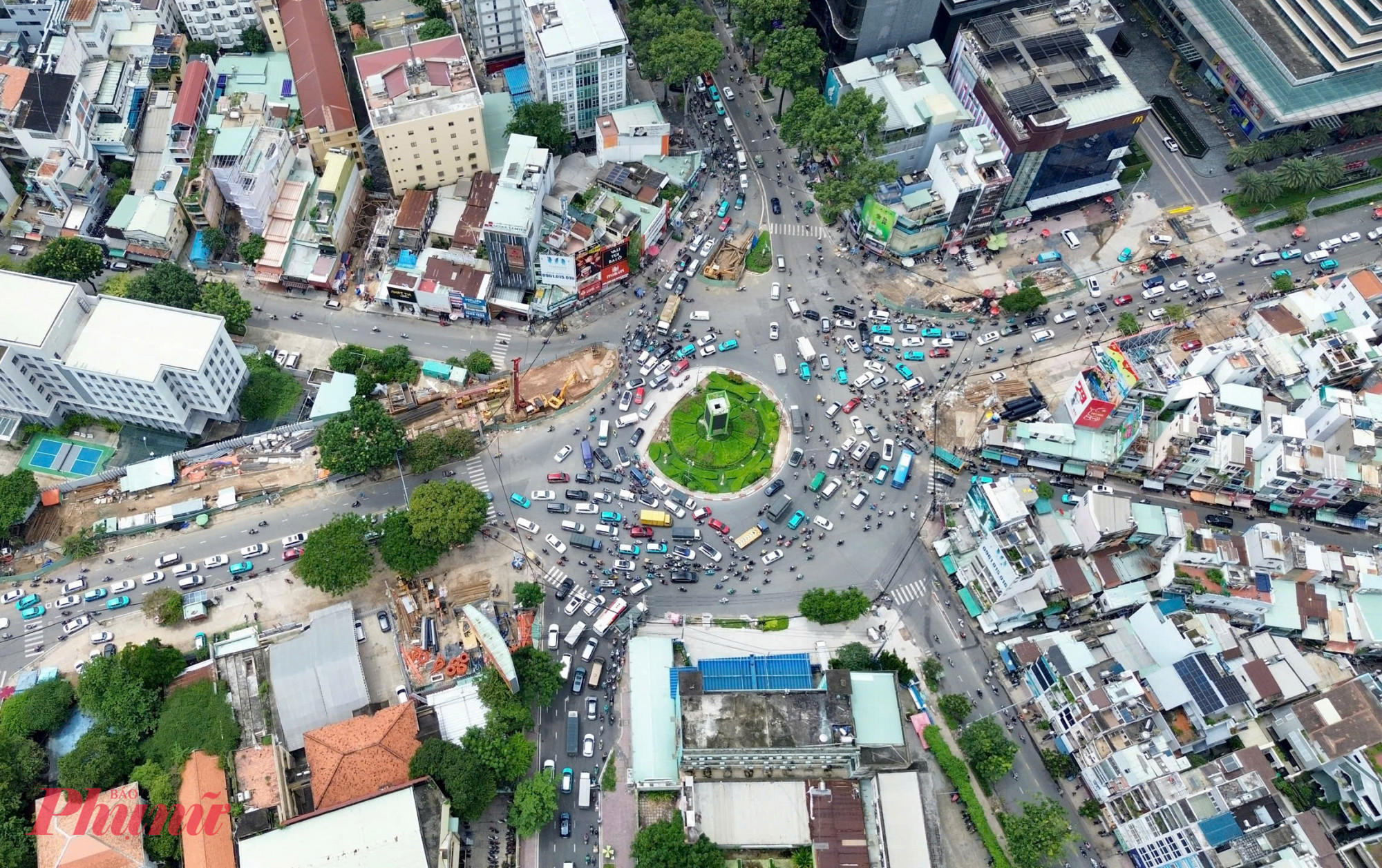 Khu vực ngã 6 dân chủ thường xuyên bị ùn tắc giao thông - Ảnh: Nguyễn Văn