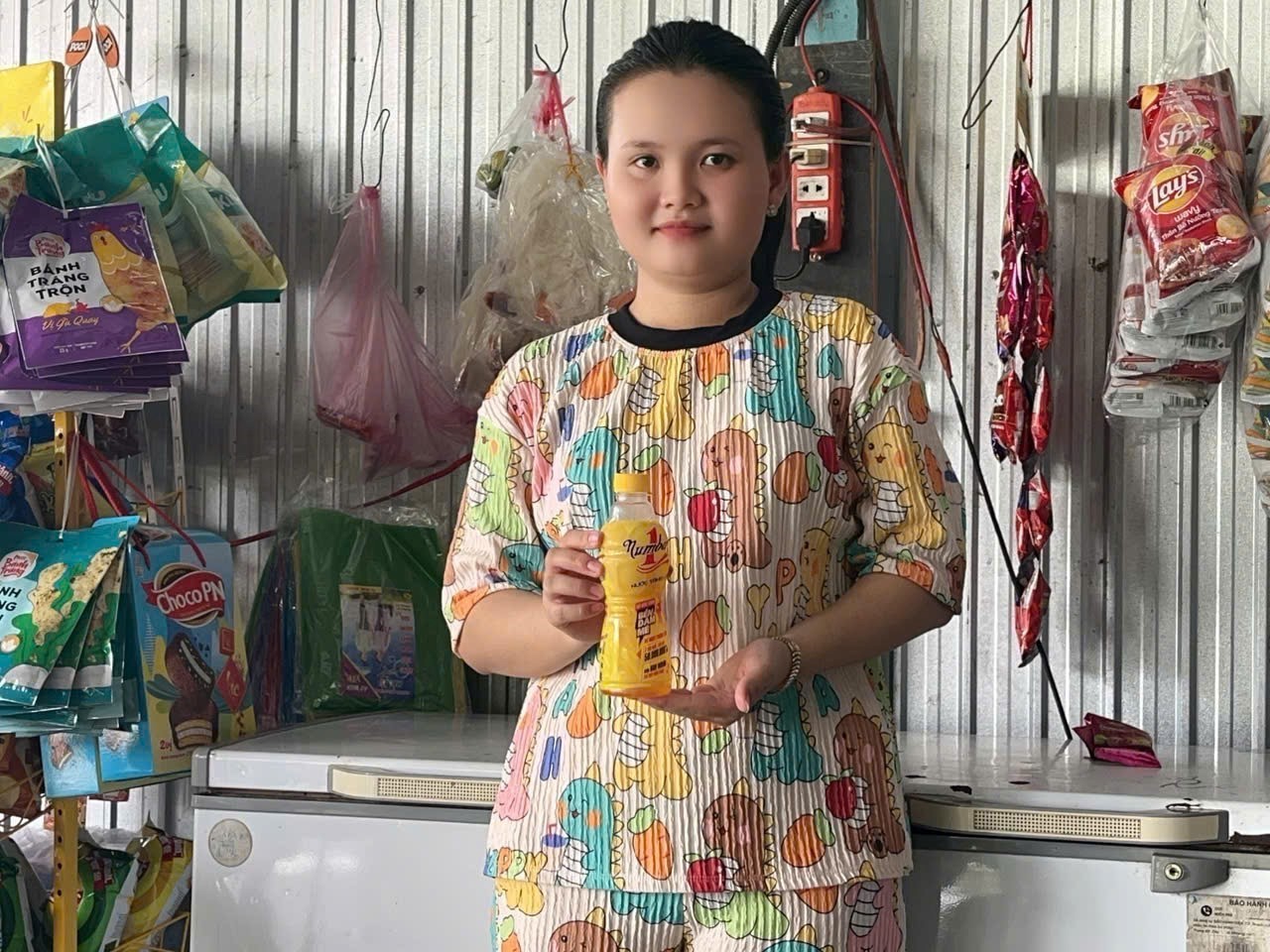 Từ cuộc điện thoại báo trúng 50 triệu đồng đến niềm vui mùa hè của cả xóm nhỏ miền Tây Chị Lê Thị Ngọc Trang bên quán nhỏ tại An Giang - nơi câu chuyện trúng 50 triệu đồng từ một lần xé nhãn chai Number 1 bắt đầu lan khắp xóm - Ảnh: nhân vật cung cấp