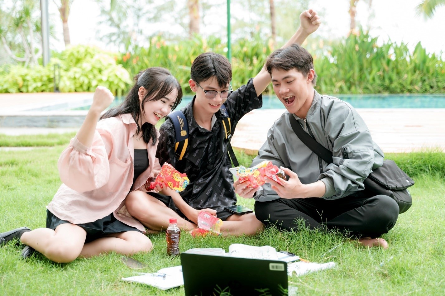 Nhiều người sau khi uống Trà Dr Thanh, Trà Xanh Không Độ hay Nước tăng lực Number 1 không còn vội bỏ chai đi ngay như trước mà giữ lại thêm vài giây để xé nhãn, nhập mã thử vận may - Ảnh: THP