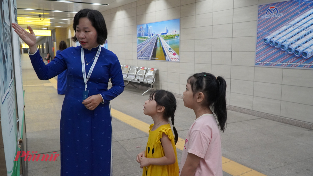 Chăm chú lắng nghe phần thuyết minh, hai chị em Minh Châu (7 tuổi) và Minh Khuê (5 tuổi) liên tục đặt câu hỏi về những nhân vật trong ảnh. Các em cho biết cảm thấy xúc động và khâm phục những bạn nhỏ cùng trang lứa trong thời chiến. “Con thấy các bạn trong hình rất dũng cảm. Dù còn nhỏ nhưng vẫn phải sống trong chiến tranh và chịu nhiều khó khăn. Con thấy mình may mắn vì được đi học và vui chơi trong hòa bình”, Minh Châu chia sẻ.