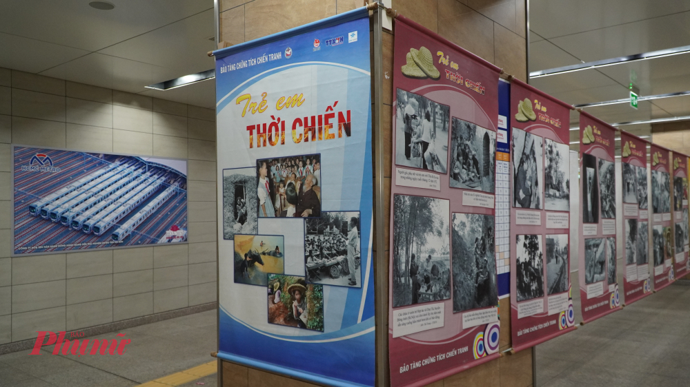 Không gian Ga Metro Nhà hát Thành phố trở nên khác lạ với sự xuất hiện của triển lãm lưu động “Trẻ em thời chiến”.