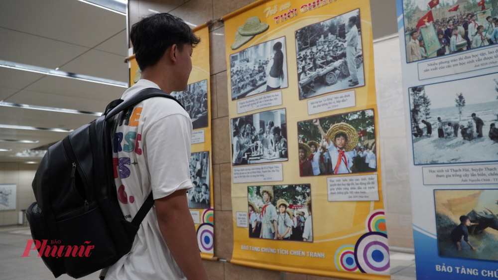 Là một trong nhiều bạn trẻ dừng chân tham quan triển lãm giữa hành trình di chuyển bằng Metro, Minh Ý (sinh viên tại TPHCM) cho rằng việc đưa triển lãm lịch sử đến không gian công cộng là một cách tiếp cận hiệu quả đối với giới trẻ. “ Mình khá bất ngờ khi đang đi Metro lại bắt gặp một triển lãm lịch sử. Thường mọi người đến ga chỉ để di chuyển, nhưng ở đây mình có thể dừng lại vài phút để xem ảnh, đọc chú thích và tìm hiểu thêm về một giai đoạn lịch sử, điều đó cho thấy lịch sử hoàn toàn có thể đến gần công chúng theo những cách rất tự nhiên”, Minh Ý bày tỏ. 