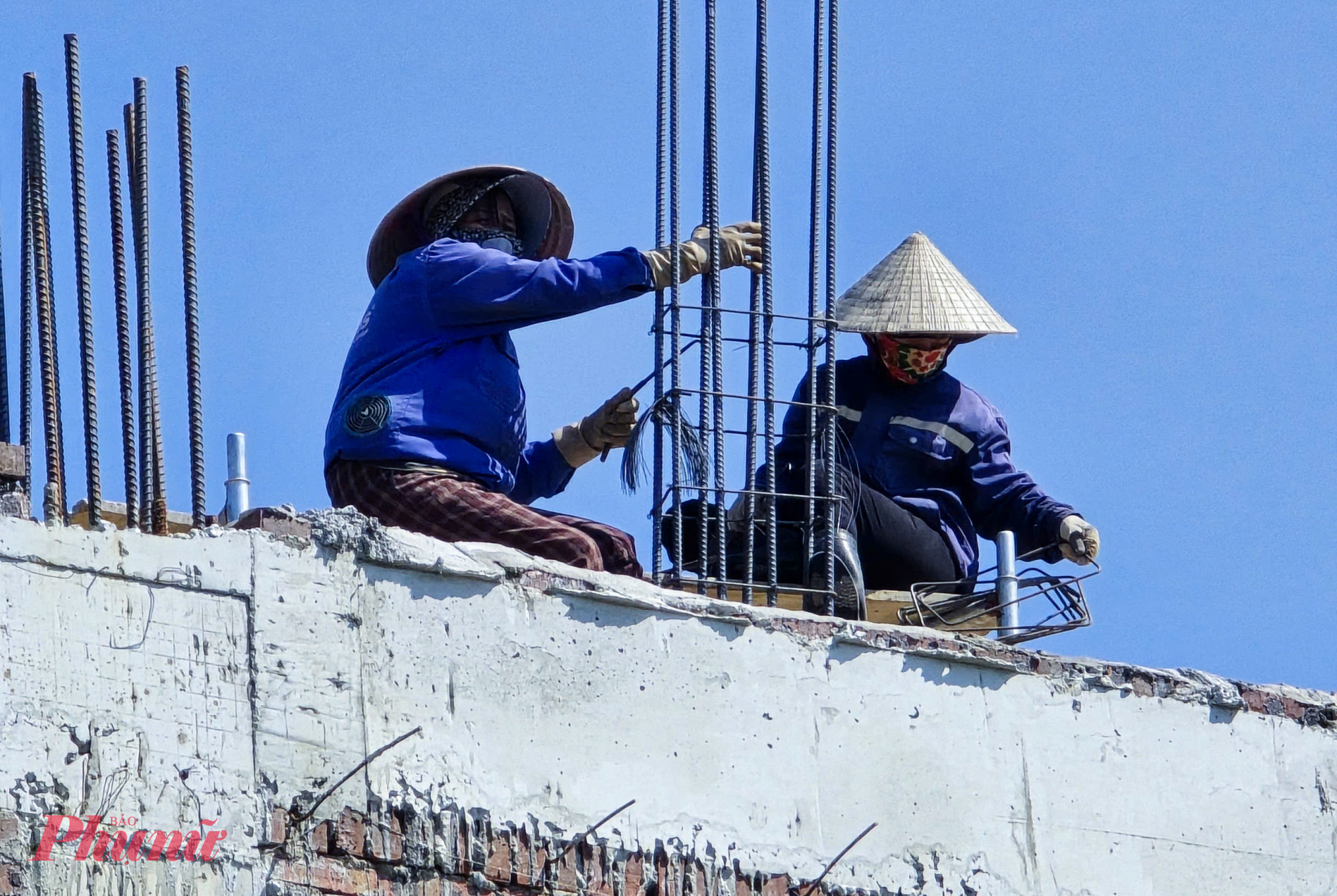 Chị Hà cùng tốp thợ thợ phải tranh thủ làm việc từ sáng sớm để né giờ nắng nóng buổi trưa