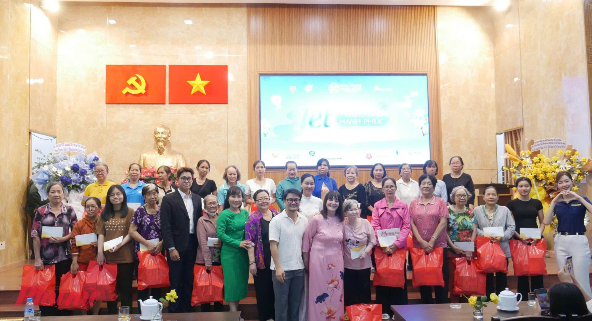 Nhiều chị em phụ nữ cũng nhận được quan tâm, chăm lo, tặng quà từ chương trình 