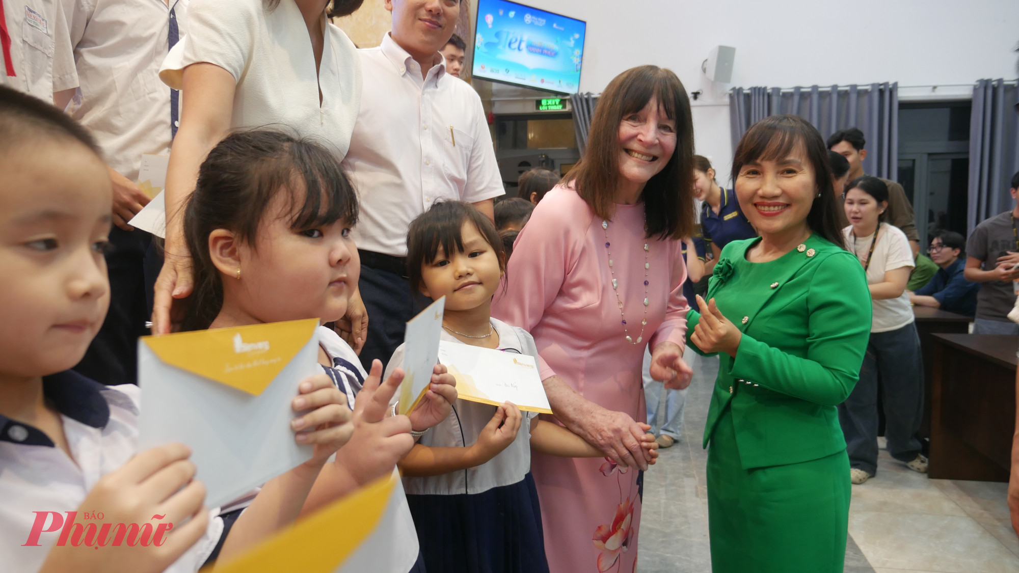 Bà Trịnh Thị Thanh bày tỏ tình cảm và sự ngưỡng mộ dành cho bà Julia Morley, dù lớn tuổi nhưng bà Julia Morley vẫn dành nhiệt huyết với các hoạt động cộng đồng và nhân đạo