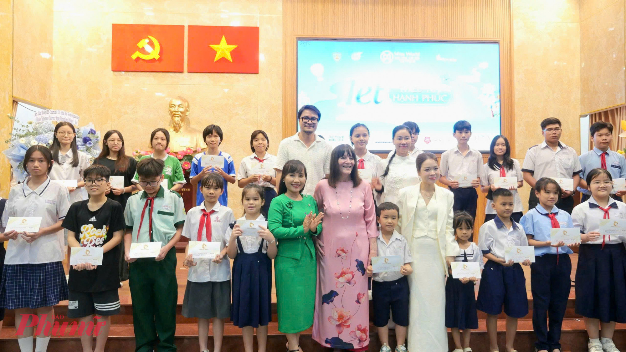 Ban tổ chức và các đơn vị tặng quà đến các em nhân ngày tết thiếu nhi 