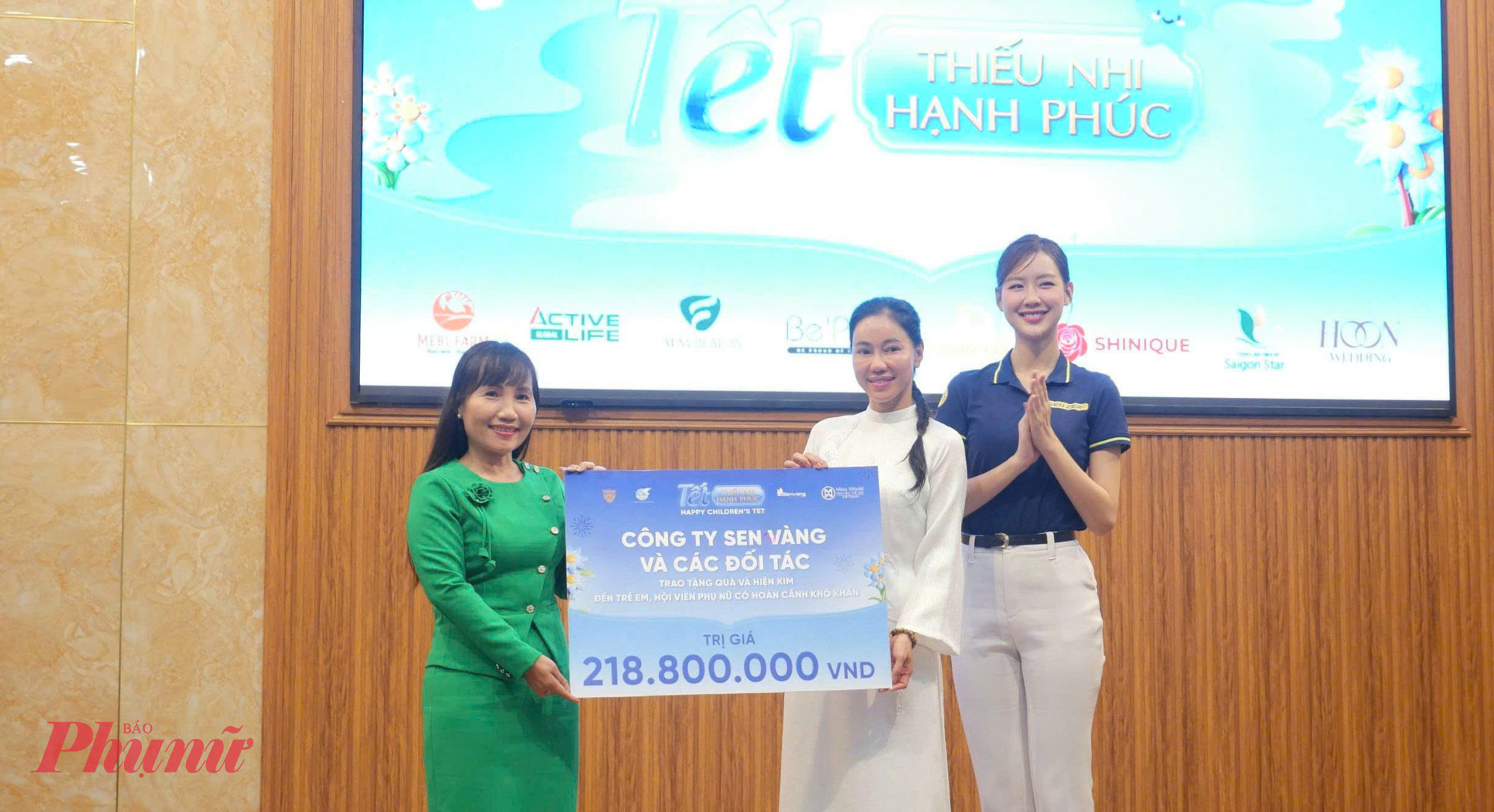 Đại diện các đơn vị cùng thực hiện chương trình trao bàng tượng trưng kinh phí thực hiện chương trình đến Hội LHPN TPHCM 