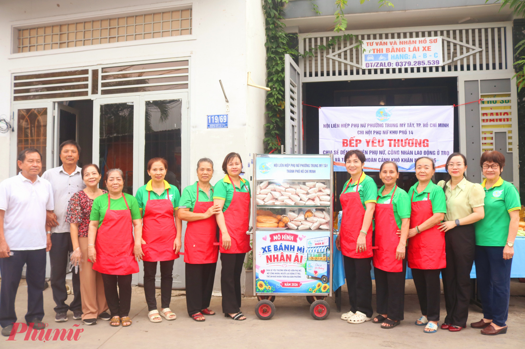 “Xe bánh mì nhân ái” của Chi hội Phụ nữ khu phố 14, phường Trung Mỹ Tây chính thức hoạt động từ ngày 2/6 - Ảnh: Thảo Nguyên