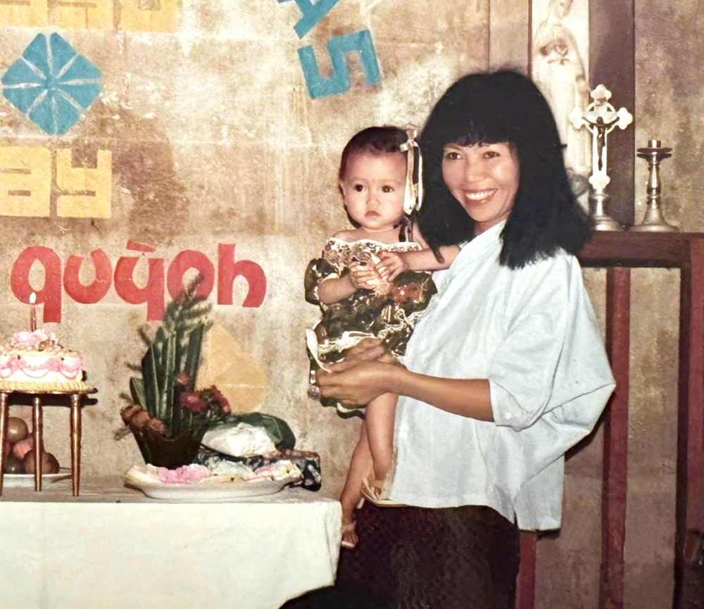 Khoảnh khắc thân thương của chị Quỳnh và mẹ khi chị tròn 1 tuổi - Ảnh do nhân vật cung cấp