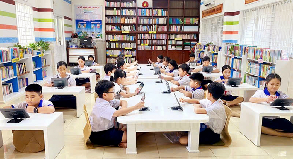 Học sinh giờ đây có nhiều cơ hội được tiếp cận gần hơn với mô hình thư viện số thông minh - Nguồn ảnh: Cổng thông tin điện tử Thành ủy TPHCM