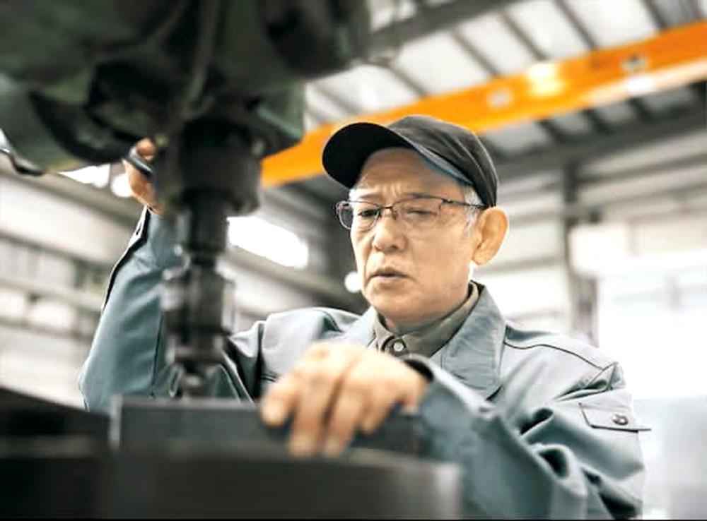 Một kỹ sư cao tuổi đang làm việc tại một nhà máy sản xuất phụ tùng ô tô của Nhật Bản - Nguồn ảnh: Getty Images