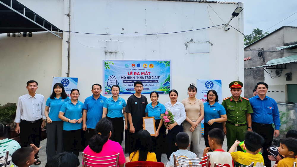 Hội LHPN xã Bắc Tân Uyên trao quyết định thành lập Tổ tự quản tại khu nhà trọ của bà Phạm Thị Sinh. Ảnh: NL