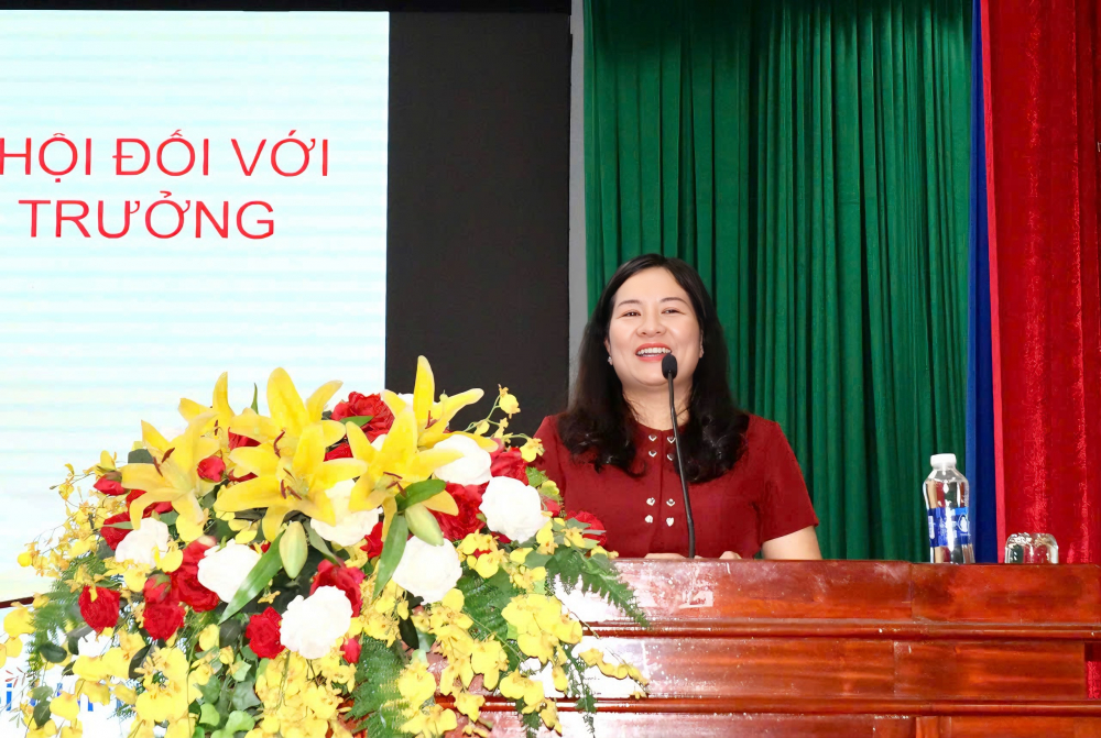 Phó chủ tịch Hội LHPN TPHCM Nguyễn Thị Ngọc Linh tập huấn công tác nghiệp vụ Hội cho cán bộ Hội cơ sở. Ảnh: TH