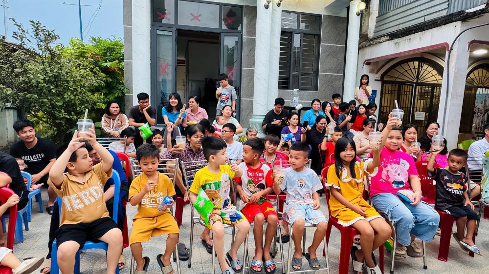 Đông đảo người thuê trọ và trẻ em tại khu trọ tham gia chương trình. Ảnh: NL